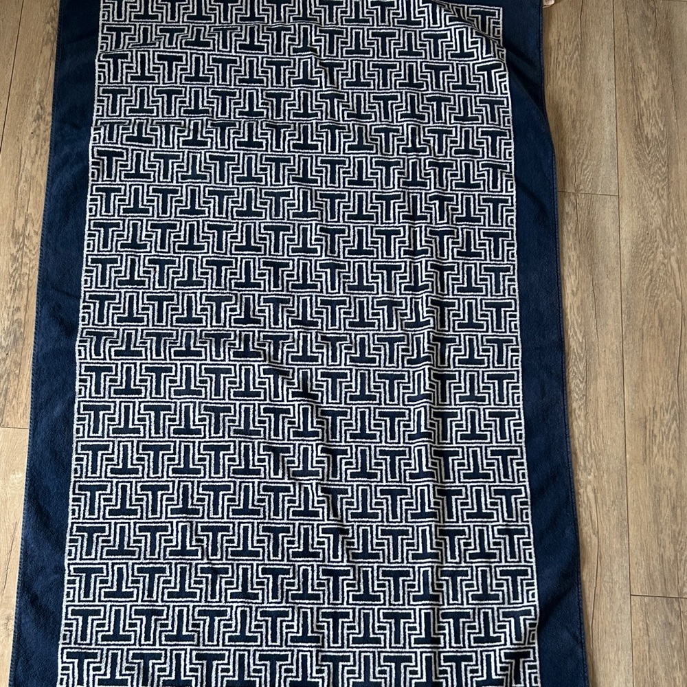 Navy and White Geometric Patterned Rug